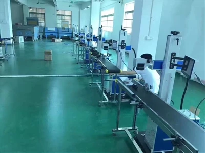 تطبيق آلة الوسم على الحزام الناقل